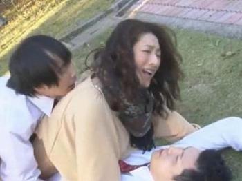 ２児のママが遊んでいたら偶然ちんぽが刺さる奇跡の確率！余りの気持ち良さにピストンしちゃうエロガキ共、絶叫イキする熟女！