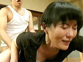 【ヘンリー塚本】着衣のままキッチンでバックからズンズンとピストンされアへ顔で悶える熟女主婦!メスむき出しで乱れる!