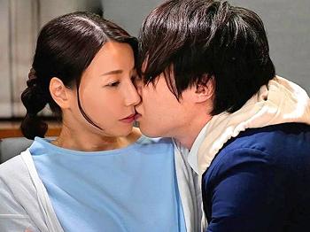 【友達の母】旦那の浮気が発覚して落ち込む中で息子の同級生から想いを告げられて&hellip;高校卒業を待ったエロ美熟女が禁断の不倫墜ち