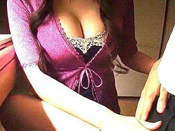 ＜美魔女！＞「谷間・・ヤッバ！」スタイル抜群巨乳おっぱいPTA会長！息子とイケない関係になっちゃうゾ！！