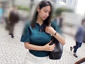 【素人ナンパ】「困ります…んんっ♡」驚愕のK乳！！熟れ始めたぽっちゃり感もそそるアラサー美女のスケベボディを半ば強引に…