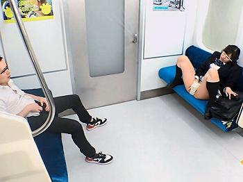 【痴女JKの逆ナン】『見てて…♡』車内でパンチラ＆オナニー披露！ビッチな制服娘がデカパイ揺らして誘惑♥ 我慢できず生ハメ
