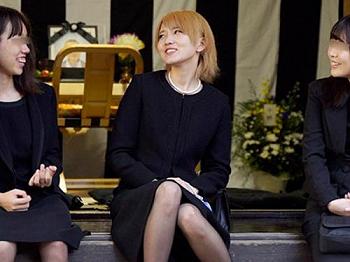 担任教師の法事で再会した同級生達と飲みに行った子持ちギャルママ&hellip;泥酔してちっぱい晒し男達に輪姦される卑猥な動画が投稿され