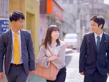 【宅飲みでまさかの3P】『ダメ…でも気持ちいい…』美人OLが同期2人と禁断の快楽に溺れる！エロい雰囲気に負けて、一線を越