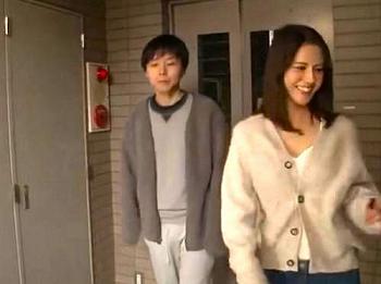 夜な夜な美しい隣人奥さんの喘ぎ声が聞こえてきて大興奮！遂に眩しいほどの巨乳スレンダーボディにありつける【武藤あやか】