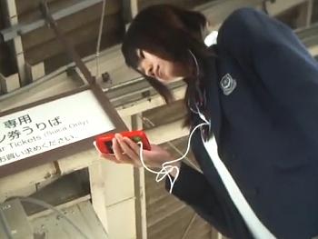 【HD盗撮動画】マジ可愛い女子高生！電車に同乗して逆さ撮りしたパンチラ映像に収録された鮮度抜群な下半身ｗ