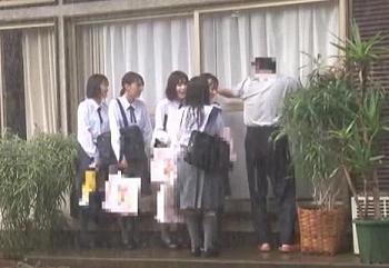 【JK乱交】突然のゲリラ豪雨で雨宿りしてる透けブラ修学旅行生5人組を家に招き入れて一人ずつ脱がしてハメた一部始終
