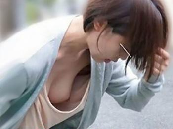 【ノーブ【ノーブラ人妻の誘惑】 チラ見せ奥さんが男を誘い込む! 着衣のまま濃厚NTRセックスで乱れまくり! 淫乱な人妻の