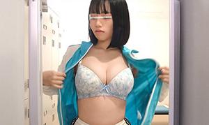 【素人ナンパ企画】「男子部員たちを射精させたら賞金GET！」大学の水泳部の巨乳JDがプールサイドで強化合宿！