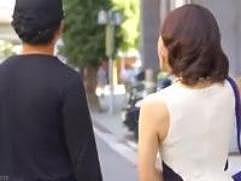 熟女ナンパ。50代の奥さんが若い男に口説かれその日のうちに身体を許します。激イキ中出しセックス