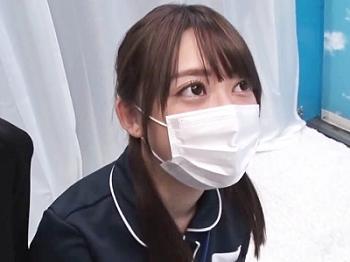 〚ＭＭ〛可愛い若手ナ一スをナンパして絶倫男子に手コキやフェラさせてご奉仕プレイ♬♬卑猥なケツを丸出しにしてバック挿入
