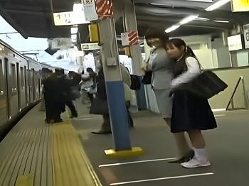 【禁断の痴漢プレイ】母娘の絆が引き裂かれる瞬間！ 娘の隣で母が感じてしまう、衝撃の背徳シチュエーション♡