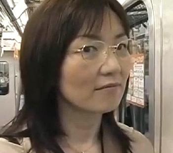 【ヘンリー塚本作品】「電車でナンパしてきた男、すぐにホテルで何度もイカされたわ…」女教師と肉体労働者のSEX。