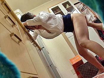 《熟女妻》のタイトミニ姿に興奮して家事中に着衣手マンや強制クンニ★★夫以上のデカマラをしゃぶらせて密着ピストン