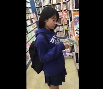 可愛い美少女が本屋で立ち読み！盗撮魔に狙われ後ろからパンツを逆さ撮りされたｗｗ