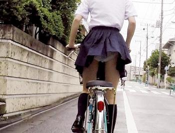ミニスカＪＫ・自転車ＪＫ！追まわし痴漢！自転車に乗った女子校生や、歩きの女子校生の後を追いまわす！