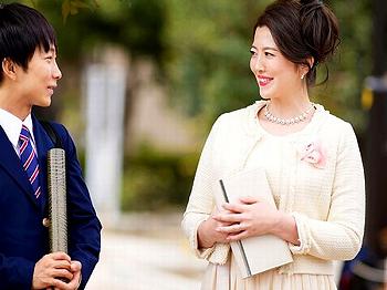 ＜近親相姦＞息子の卒業式を狙い撃ち！欲求不満な絶倫”義母”が若きデカチンを誘惑…エロ巨乳おっぱいを乳揺れさせ中出しSEX