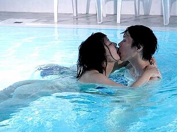 『ずっと好きだったの&hellip;』友達の彼氏に恋する美少女JD&hellip;大学のプールで発情し濃厚エロなラブラブNTRで絶頂&hellip;＜フェラ抜き＞