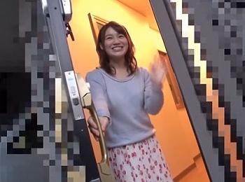 【人妻熟女】家に連れ込んだ前カレとの見せびらかしプレイ！一般妻が主人の近くでイキまくって果ててしまう