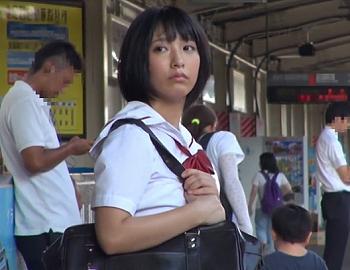 【女子校生痴漢】犯されながら絶頂してしまう制服娘!満員電車で性感帯を執拗に責められていく