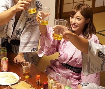 【慰安旅行NT R】「酔っぱらった彼女が封印していたヤリマ ンの本性を？」同僚達と乱交してしまったなんて！！【明日花キラ
