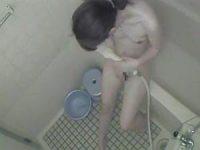 【素人オナニー盗撮動画】スリムな女の子の風呂を覗いてたらオナニーし始めるとかラッキーすぎるｗｗｗ