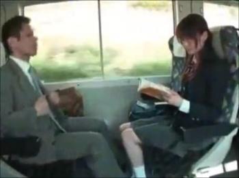 電車内で本を読む制服眼鏡美少女の前に座った一般客！！