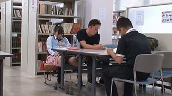 周りに人がいる図書館で凌辱レ●プされるも糸を引くほど愛液が溢れ感じてしまう変態ＪＫがこちらｗｗ