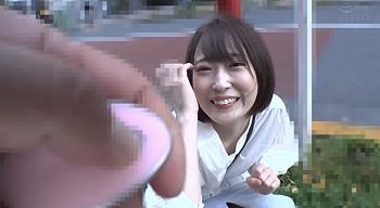 【羞恥プレイ】「と、止めてください&hellip;」股間に感じる振動に身悶えしながら絶頂をこらえる素人女子の表情がそそられる