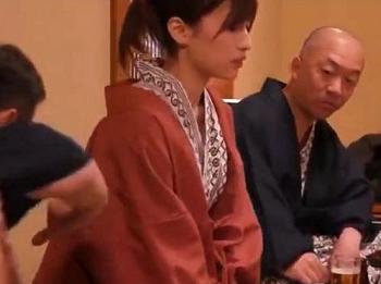 【人妻レイプ】人懐っこい笑顔の美人妻が社員旅行へ！オヤジ達に素っ裸にされオモチャ扱い、汚いちんぽ突っ込まれ犯されちゃう