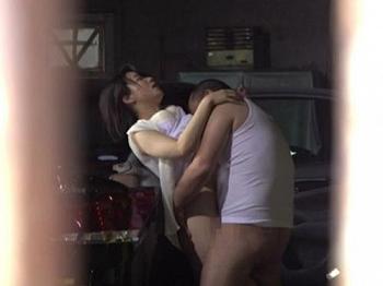 美しい人妻事務員に憧れていたが…汗臭いおやじ作業員と浮気SEXをしていてビックリ!それでも諦めないすけべなウブ青年!