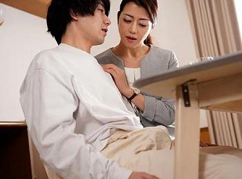 何度断っても僕のチンポを欲しがる性欲強すぎる彼女の母親にもう我慢の限界！彼女の目を盗んで何度も中出ししてしまった&hellip;