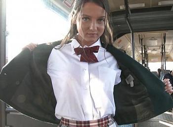 ♪外国人♪欧州生まれで日本文化に興味があるパツキン美女がバスの中で制服を脱ぎ捨て露出プレイ♡