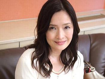 『汗ばんでますし…』50代美魔女美女人妻をGETしなし崩しハメするエロ企画‼杭打ち騎乗位するエロ不倫セックス【熟女ナンパ