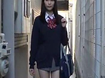 ミニスカ女子の後をつけ、階段で見守るスリリングな瞬間