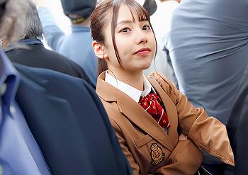 【痴漢レイプ】電車で真っ裸にされて粘着指マンで美尻を震わす無毛パイパンの制服ロリJK！