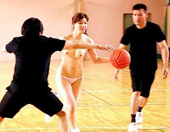 【星井笑】体育館でバスケの練習中に男たちに囲まれて全裸になってチンポを咥える！