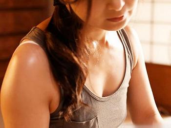 【汗滲ませNTR浮気】お願い熟れたカラダ鎮めて&hellip;年下パパで満たされない美魔女が自ら中年配達員との粘っこい交尾に溺れる&hellip;一