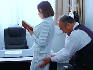 「スケベな女だな、君は…」セクハラを超えた性奴隷秘書の業務を難なくこなしてしまう美人妻！！その行為は夫よりも良くて…