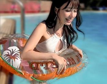 スタイル抜群のハーフ系ビキニ美女を海でナンパ！プール付のホテルに移動しビールで乾杯！