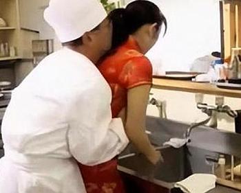 【ながえスタイル・人妻NTR】家計のためにパート、料理長には逆らえず毎日セクハラ…ついに犯されてしまう《熟女レイプ》