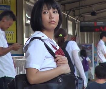 【痴漢レイプ】やばいちんぽが制服娘を狙う！電車で吐息荒くしてる男に痴漢され鬼ピスされる