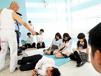 『全員犯すか…』学校を支配する悪魔の強姦凌辱集団！エロ制服JKを強制オナニーで公開調教…大量潮吹きの顔射レイプ＜ぶっかけ