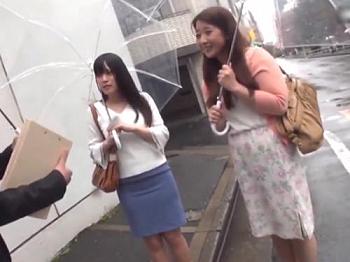 番組取材装い四十路ママと既婚のアラサー娘ナンパしてスタジオ連れ込み❤お母さんに電マで悪戯したら発情して娘も釣られ親子丼&hellip;