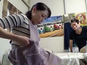 「会話が難しいのかな？」恋愛相談を皮切りに熟女を口説く！！50代の完熟ボディが徐々にあらわになってイクと…