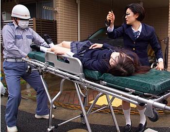 意識不明のJKを救急搬送..のハズが救急車の中で救急隊員に制服着衣のまま輪姦レイプされるロリ美少女JK