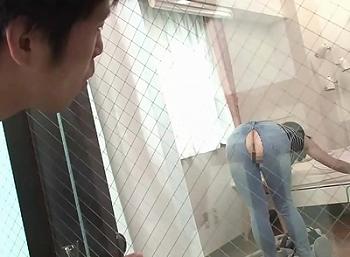 【巨乳】ウソだろ…丸見えやん！ジーンズが破けてオマ〇コが丸見えな隣の奥様を種付けレイプ！