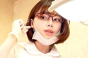 歯石除去中におっぱい押し当ててきて誘惑してくる美人歯科助手