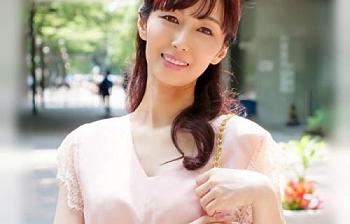 <清楚奥様_隠れヘンタイ覚醒企画>ウフフ〜私で良いの?ナンパ師に密室に連れ込まれた四〇路が巨根にナマ許しちゃうエロ動画w