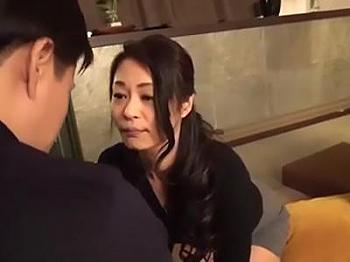 《越智綾香》妻の妊娠で我慢できず義母に跪いて懇願する婿と熟れた美女の禁断の快楽
